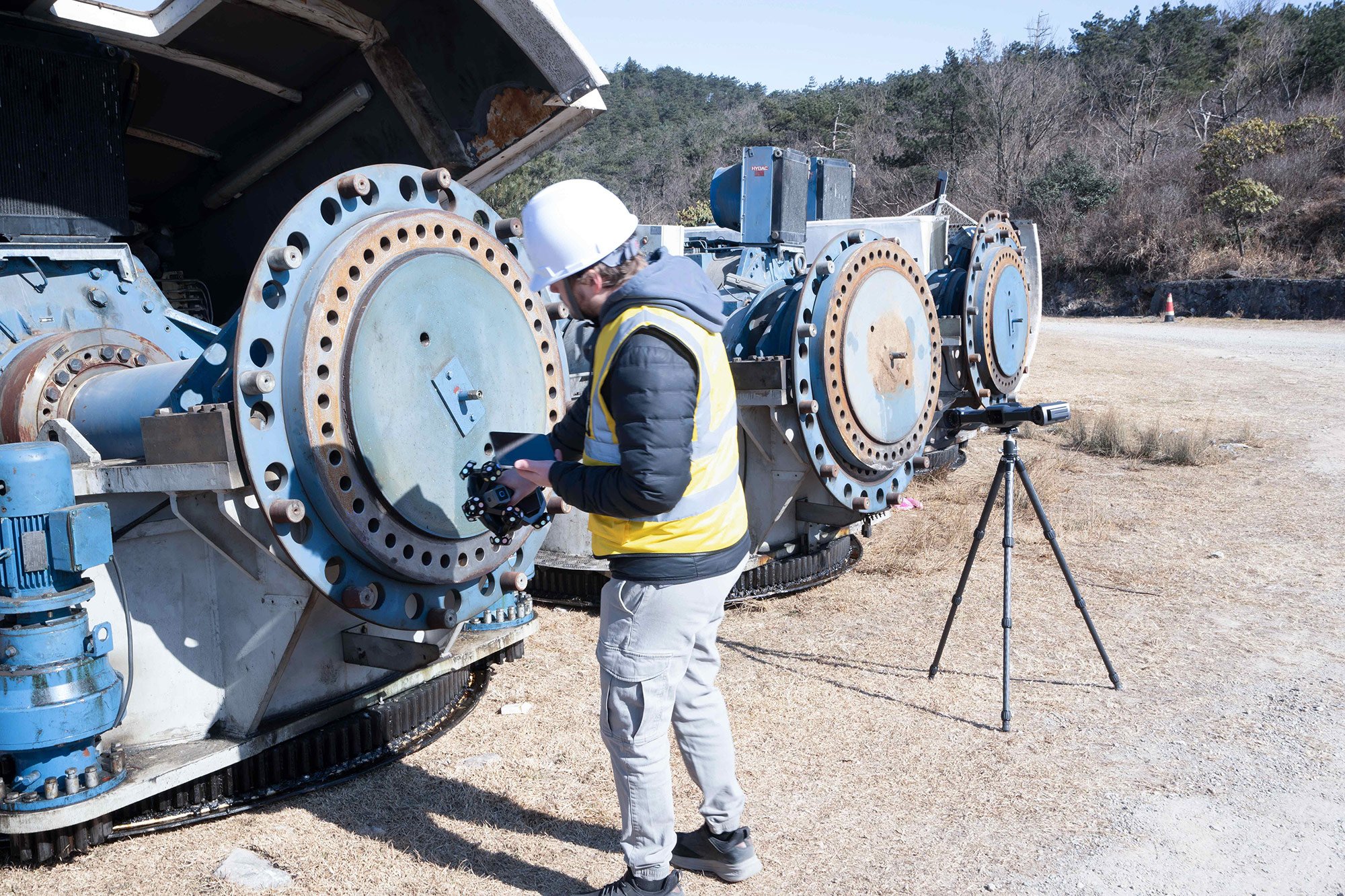 Flange scanning without markers using SHINING 3D FreeScan Trak Nova dynamic tracking and scanning system