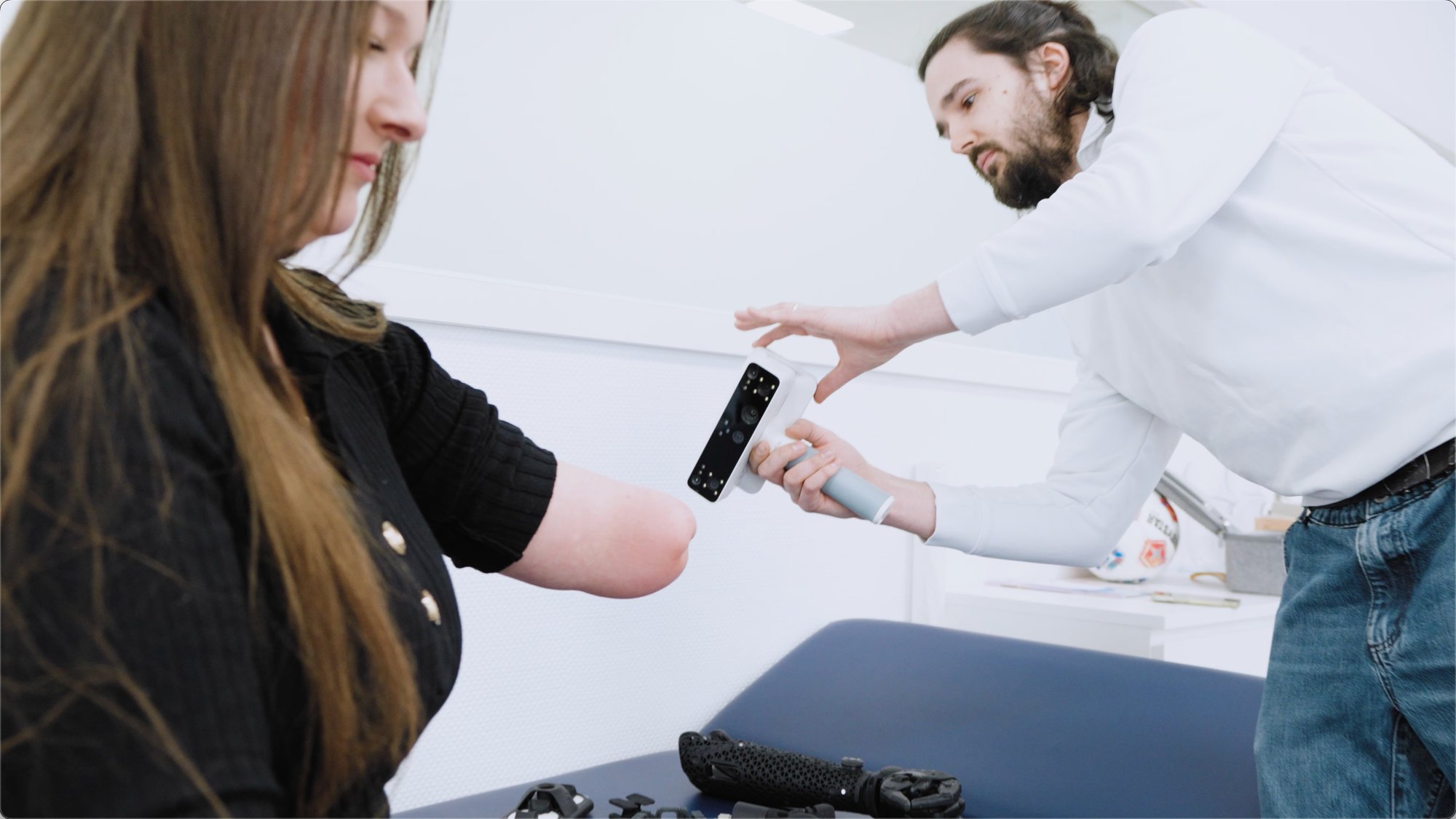Scan the amputated limb by using EinScan Medixa Scan the amputated limb by using EinScan Medixa