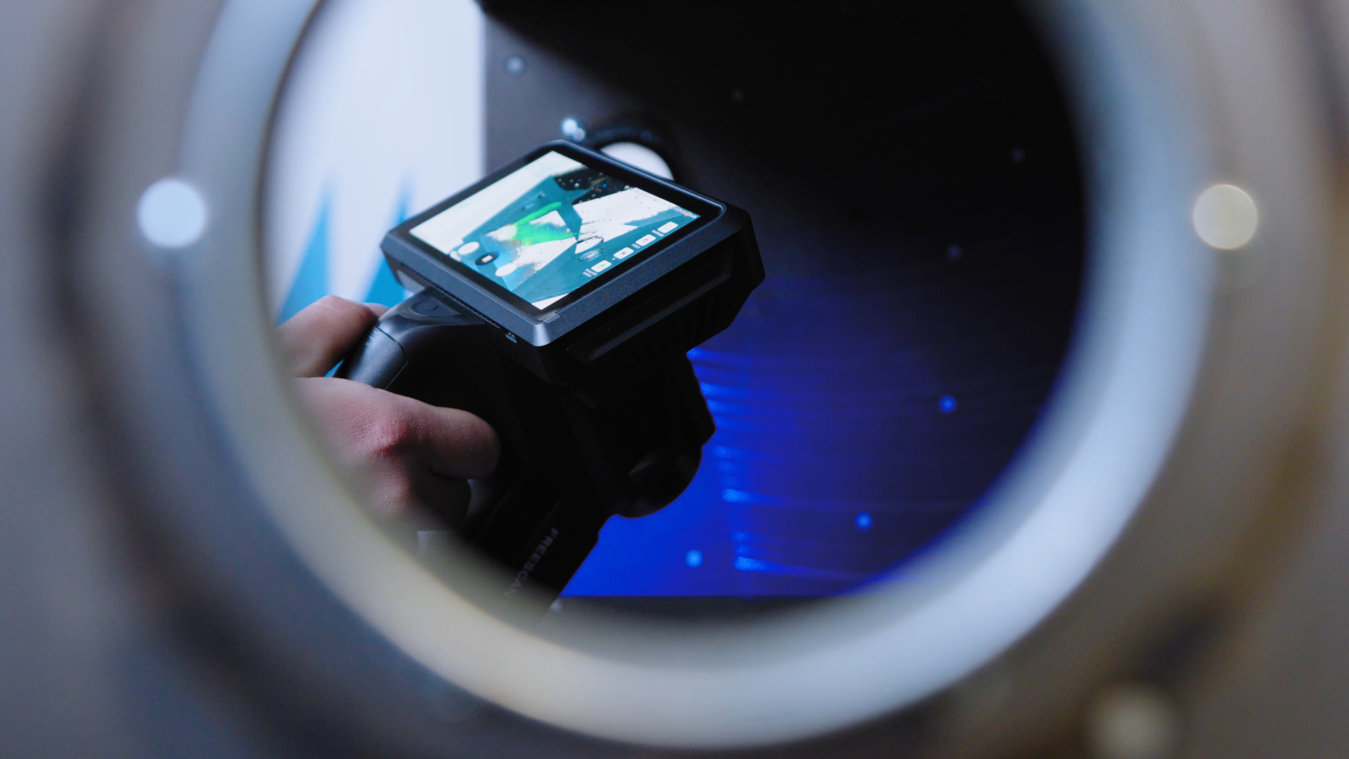 An application engineer capturing the 3D data of the battery container with FreeScan Omni (1)