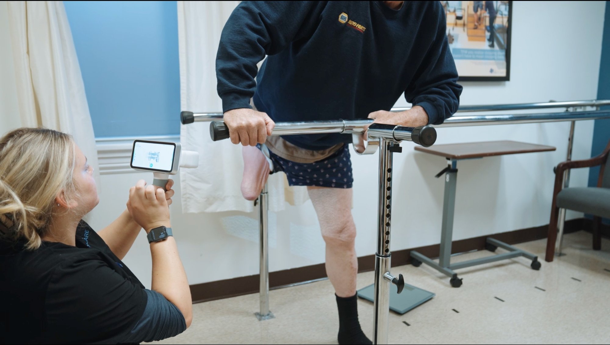 Clinician using wireless EinScan Medixa for patient gait assessment. Clinician using wireless EinScan Medixa for patient gait assessment.