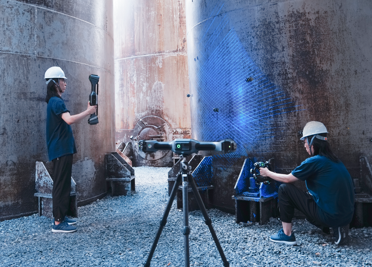 FreeScan Trak Nova+ scanning pipe flange bolts with 62 laser lines, while UE Nova+ captures the main pipeline body with 62 laser lines