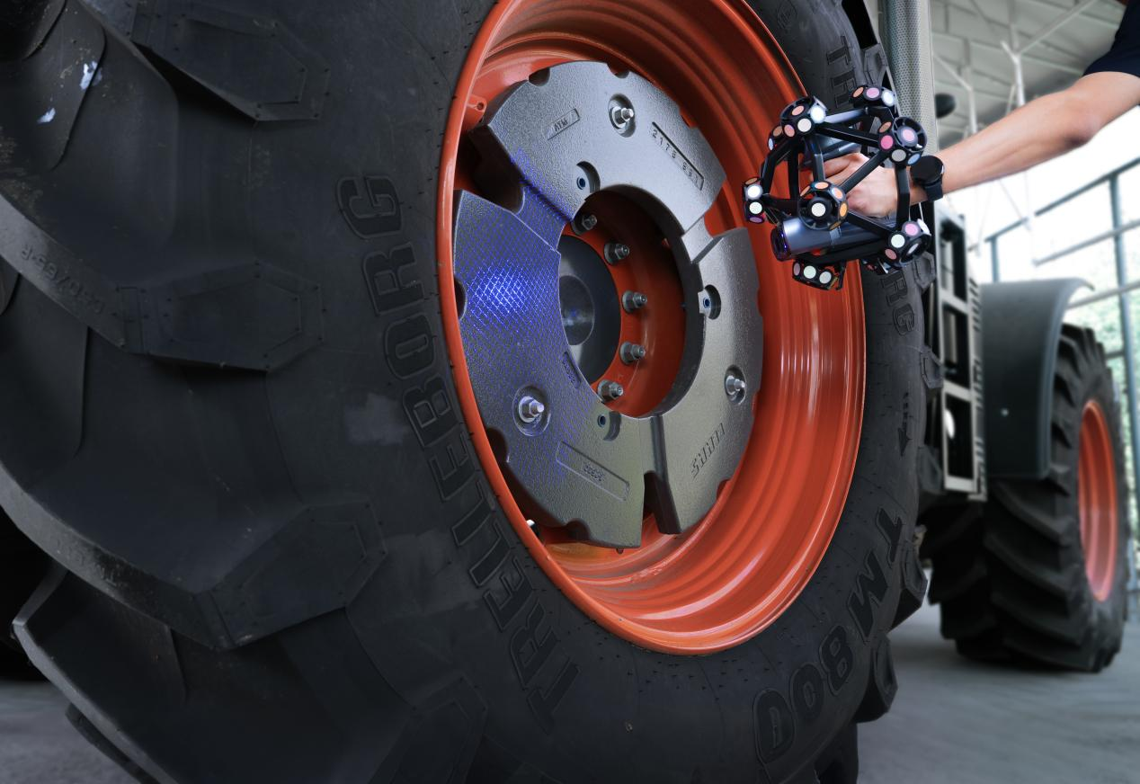 FreeScan Trak ProW+ used in engineering machinery industry for heavy-duty vehicle scanning