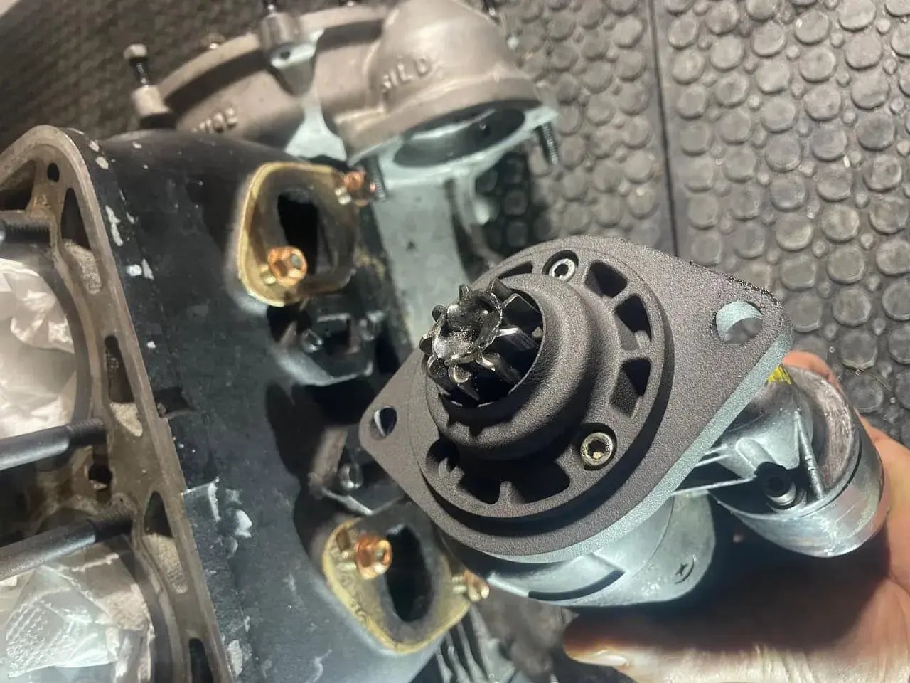 The flange was first scanned, modified in a 3D CAD program according to the specifications, and then 3D-printed from powder using a Formlabs Fuse 3D printer. It continues to serve reliably on the vintage race car to this day.