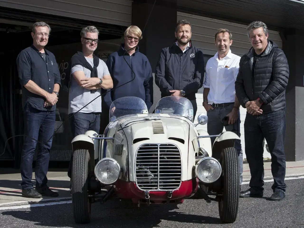 Le Mans Redux is a group of six friends. They were the ones who succumbed to the desire to bring the Aero Minor back to the racetrack.