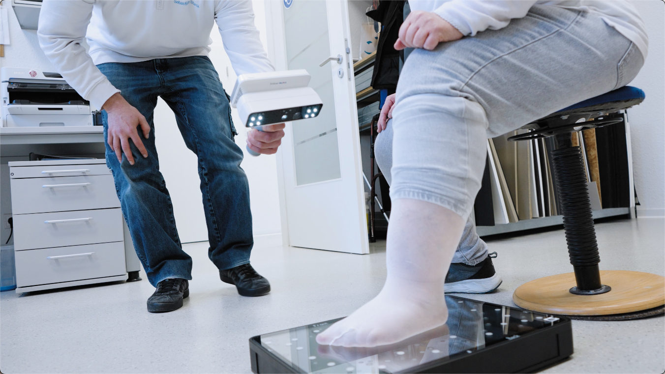 Scanning the foot by using EinScan Medixa paired with FootStation2 Scanning the foot by using EinScan Medixa paired with FootStation2