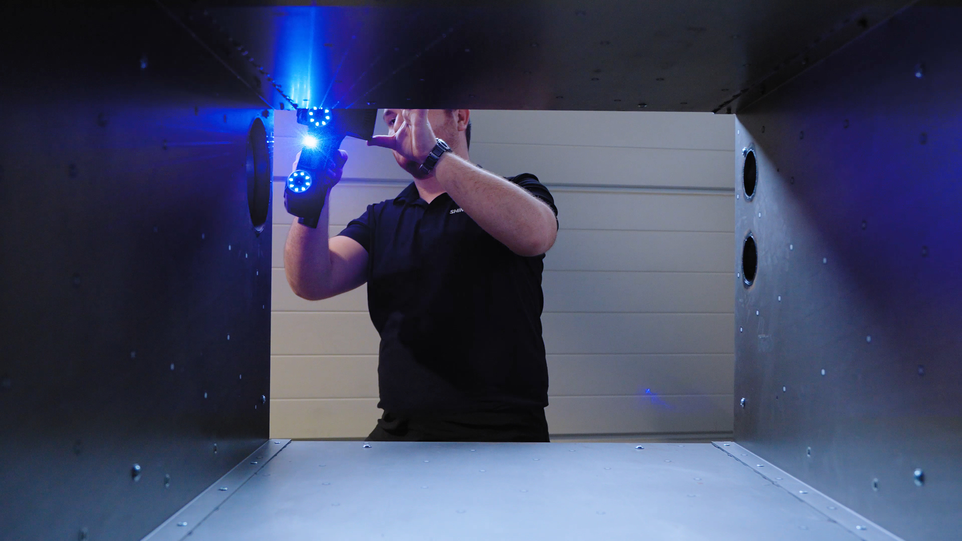 An application engineer capturing the 3D data of the battery container with FreeScan Omni (2)