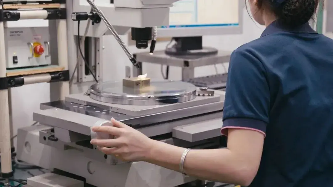 Manually operating equipment to measure individual dimensions