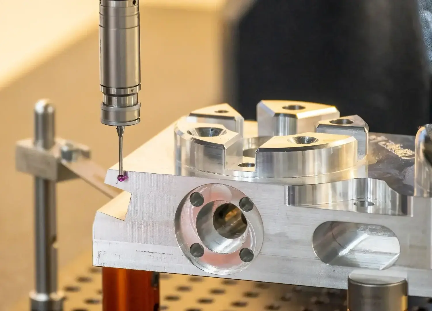 compressed_CMM uses a probe to measure specific points
